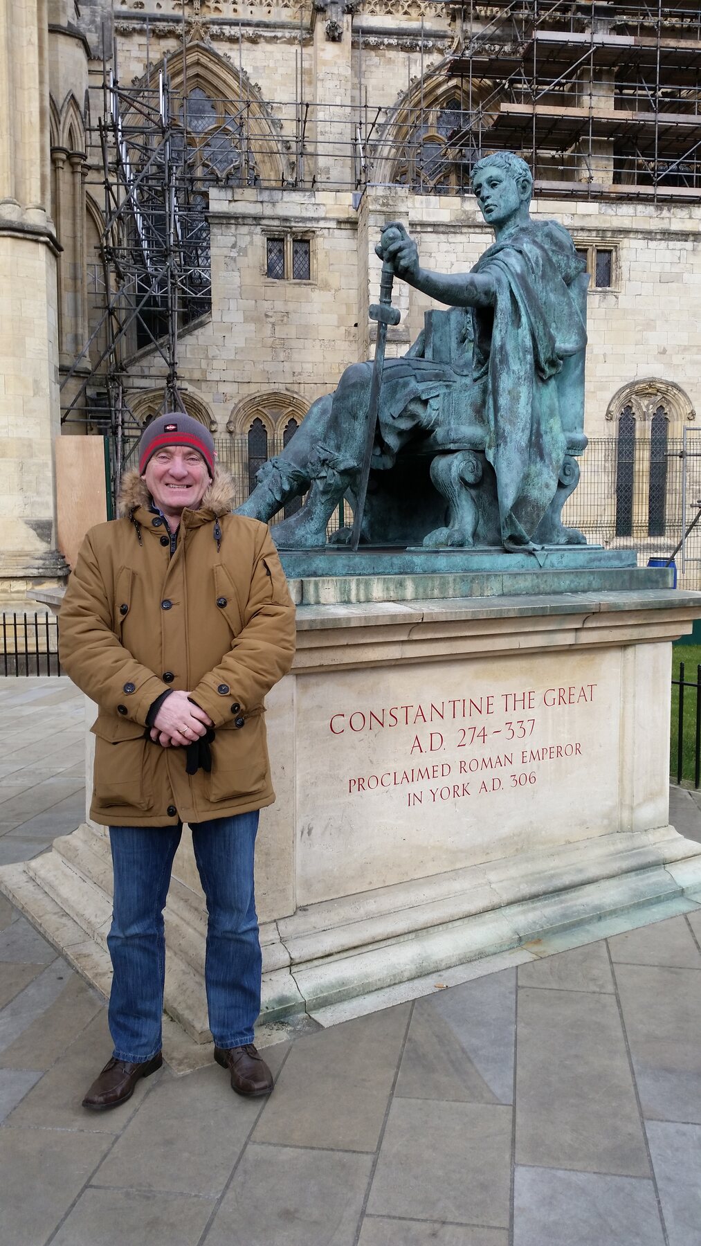 Ron Wood beside the statue of Constantine outside York Minster